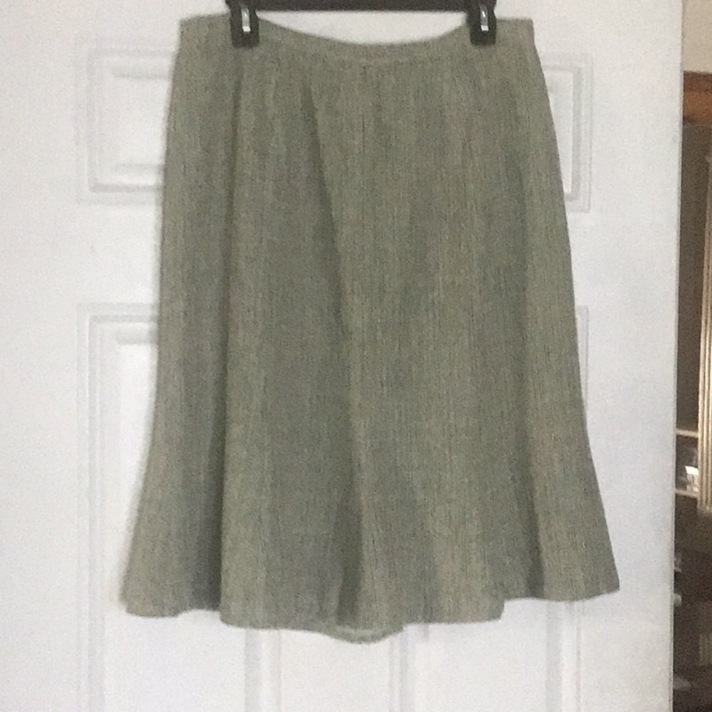 ‼️MOVING‼️ Neiman Marcus Green Midi Skirt Sz 12. Lined. Silk Blend